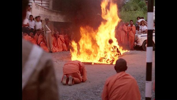 【写真を見る】僧侶の焼身自殺シーンが与えた衝撃…大きな論争を生んだ『続・世界残酷物語』
