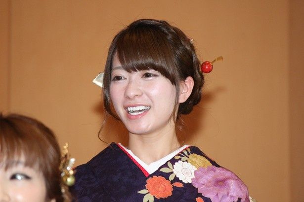 主題歌も歌う手塚穂奈美は紫の着物で登場