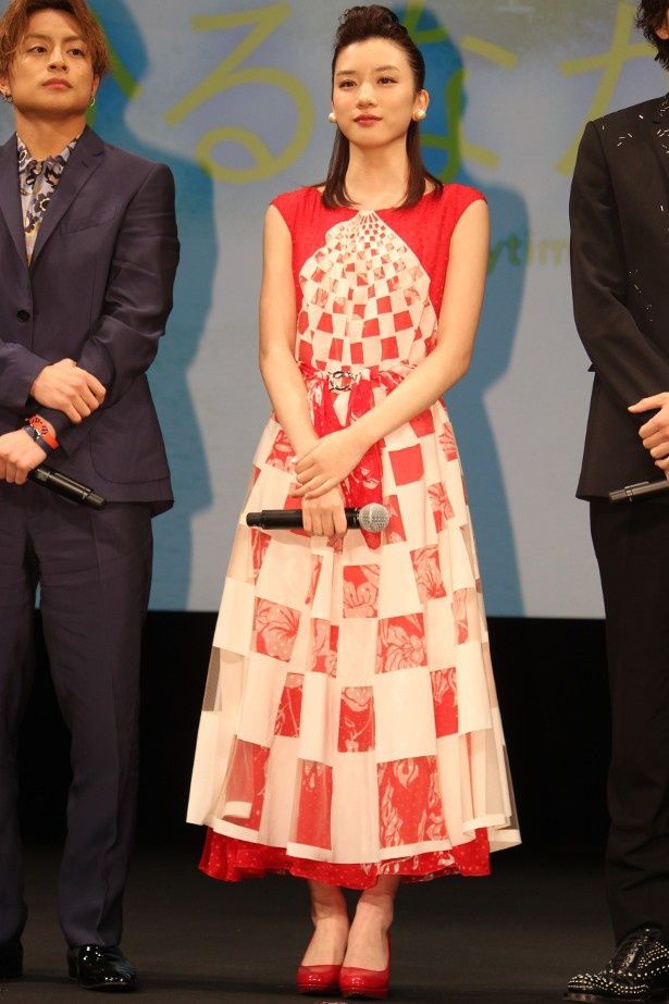 永野芽郁は赤と白のロングドレスで登壇