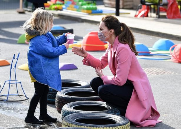 ウィリアム王子夫妻が学校を訪問し、子どもたちと交流