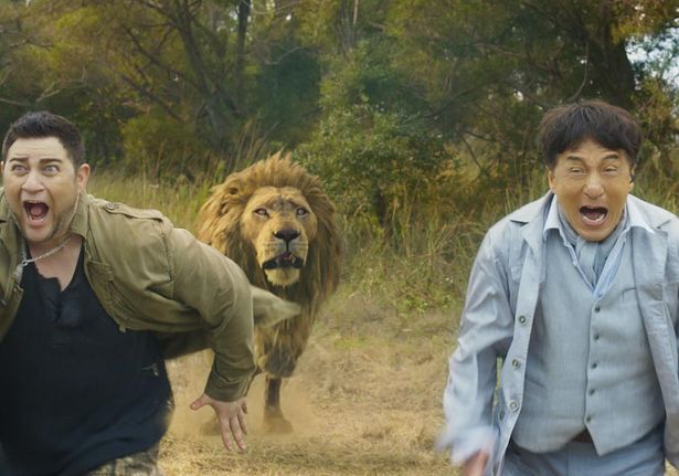 【写真を見る】ジャッキーがライオンに追いかけられ大ピンチ!?