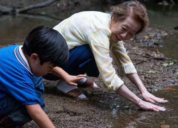 破天荒な祖母役は、韓国の国民的女優ユン・ヨジョン(『ミナリ』)