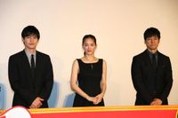 綾瀬はるか 岡田健史を 美しい顔 なんでもできる人 と絶賛 奥様は 取り扱い注意 舞台挨拶 画像3 9 Movie Walker Press