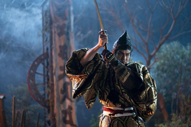 【写真を見る】伝説の妖怪ハンターである渡辺綱に扮した北村一輝は、劇中で見事な殺陣を披露！