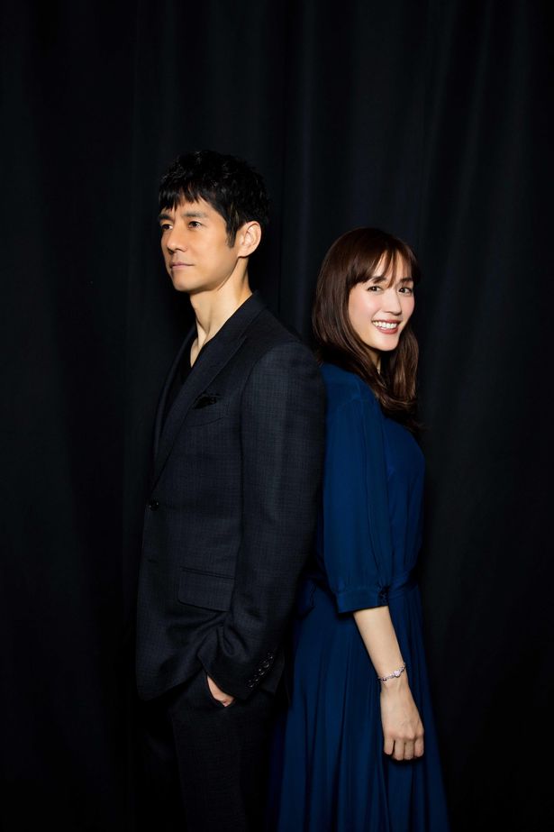 【写真を見る】大河ドラマでは兄妹役、本作では夫婦役を演じた2人。息ピッタリの撮り下ろし！