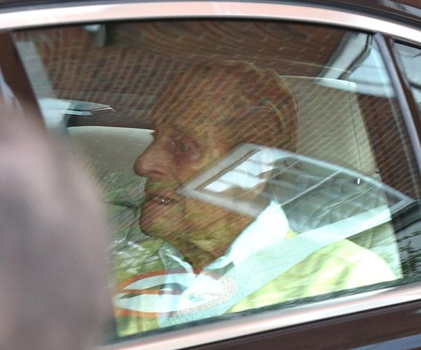 【写真を見る】99歳のフィリップ王配が退院、車でウィンザー城へ向かう様子