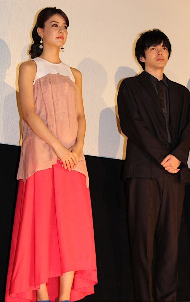 【写真を見る】カラーの重ね方がおしゃれ！藤井美菜がピンクのドレス姿を披露