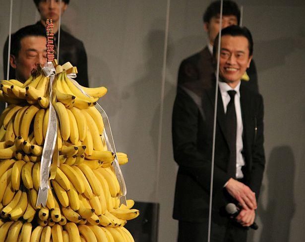バナナのプレゼントに「これフィリピンバナナ？感謝します！」と遠藤憲一