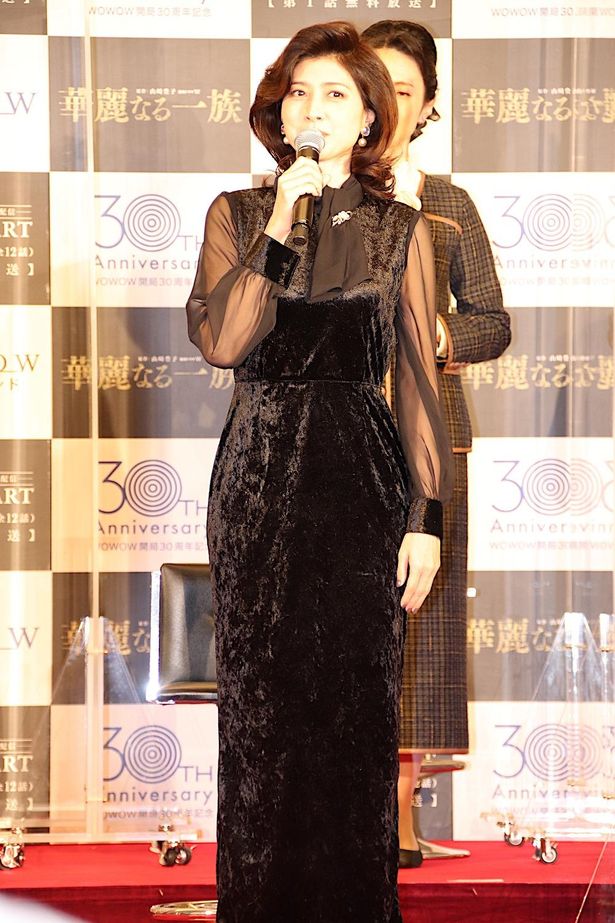 【写真を見る】悪女役の内田有紀、黒のシースルードレスで登場！