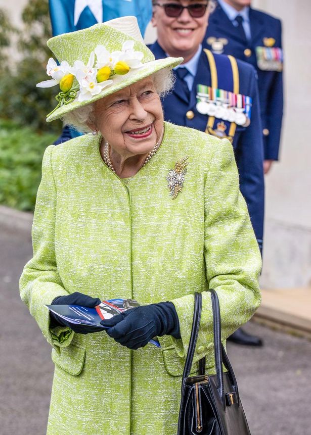 【写真を見る】久々の対面公務にライトグリーンの衣装で登場したエリザベス女王、グリーンは“フィリップ王配を象徴する色”だった？