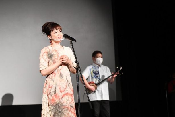 【写真を見る】仲田まさえが、沖縄民謡「かなさんどー」を披露