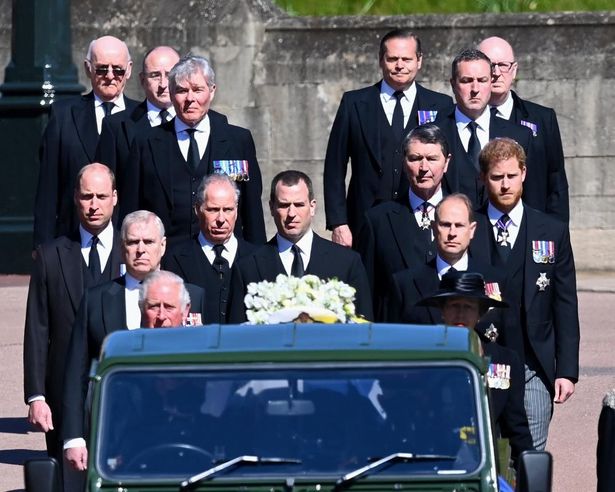 最小限の人数で執り行われた葬儀。棺の後を歩くチャールズ皇太子ら男性陣