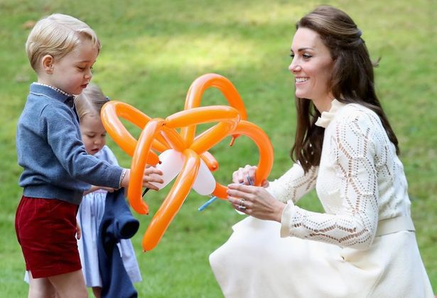 まだ幼いジョージ王子、シャーロット王女と風船で遊ぶ姿