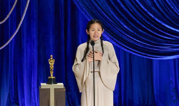 クロエ・ジャオ監督はアジア人女性として初の監督賞を受賞