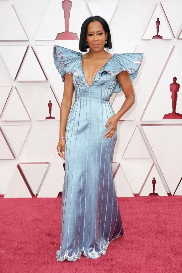 羽のようなデザインが特徴的な、アイスブルーのドレスで登場したレジーナ・キング