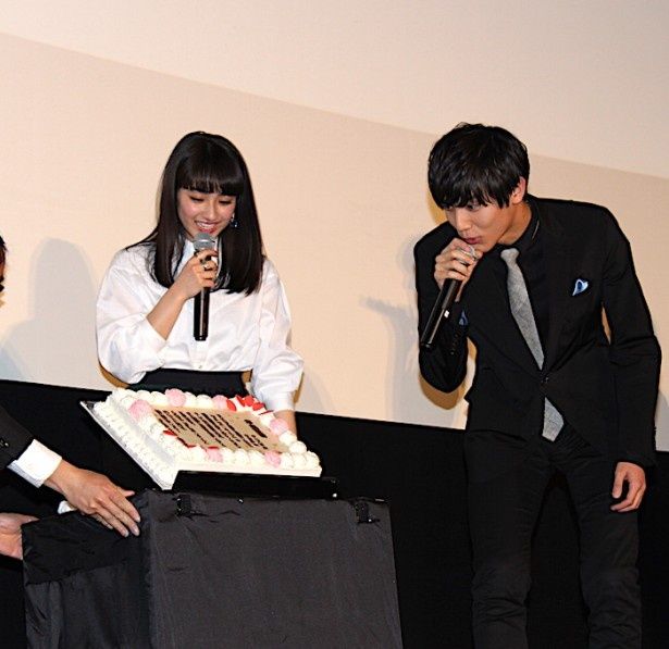 中川大志と平祐奈がサプライズケーキの登場に驚いた