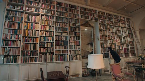 書店を持たないブックセラーの家は壁一面が本棚に(『ブックセラーズ』)
