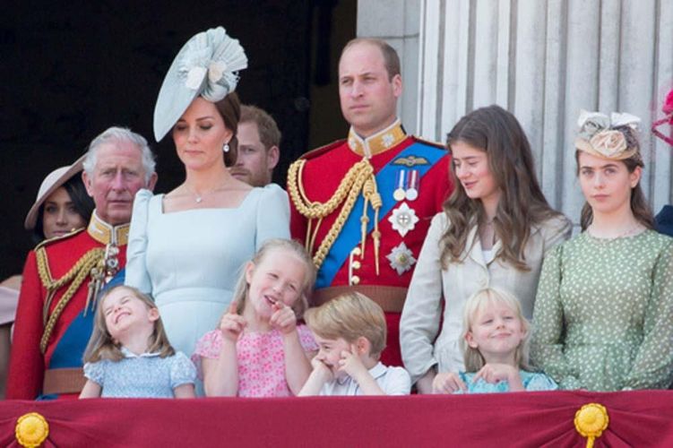 エリザベス女王夫妻とひ孫たちの9ショット、女の子たちの強さが話題に