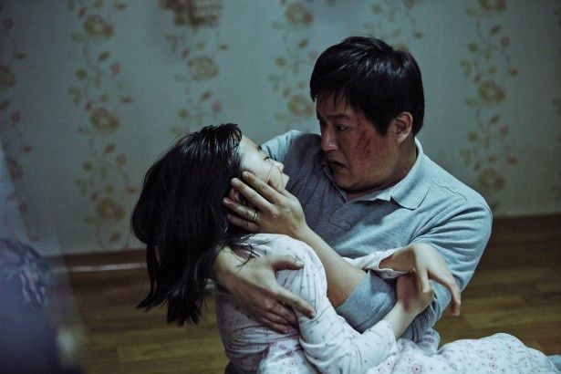 事件を担当する村の警官ジョング(クァク・ドウォン)は、自分の娘に殺人犯たちと同じ湿疹があることに気付く