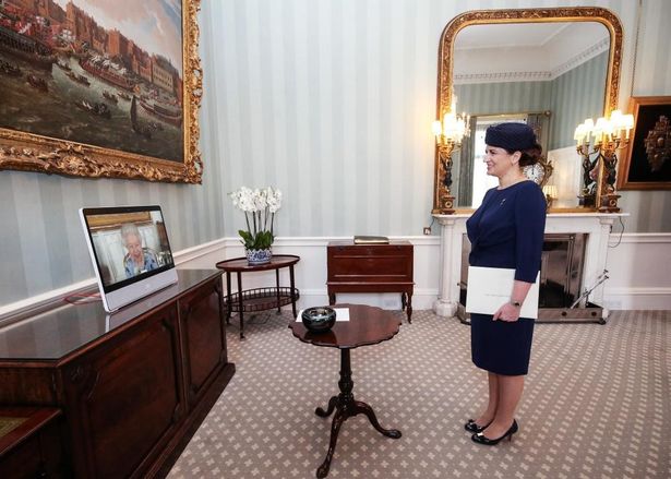 4月27日、バッキンガム宮殿を訪れたラトビアとコートジボワールの大使とオンラインで会談を行った