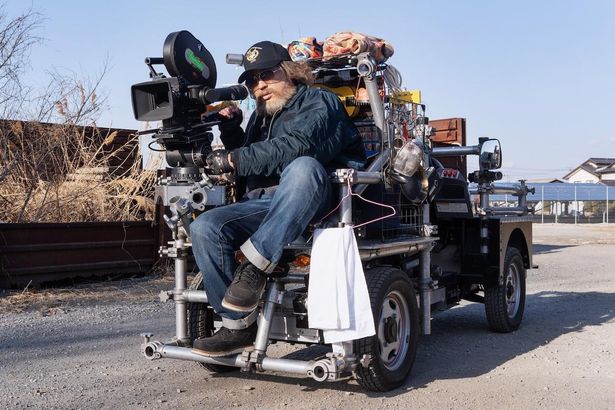 謎多き新クリエイター、ハリウッド映画監督が撮影用バギーに乗る姿も