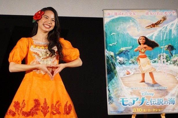 3月10日に地元沖縄で『モアナと伝説の海』の初日舞台挨拶を行った屋比久知奈