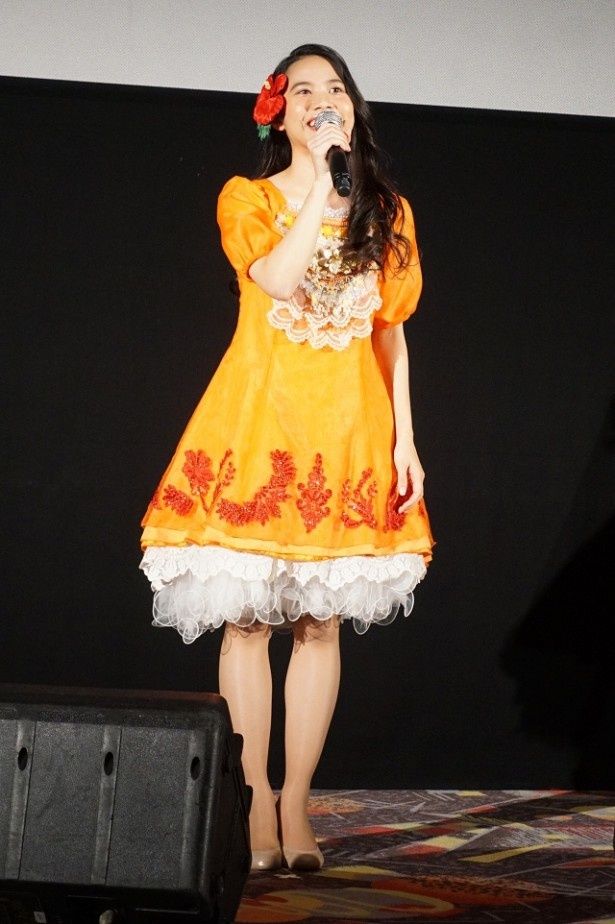 【写真を見る】鮮やかなオレンジのドレスで登場した屋比久