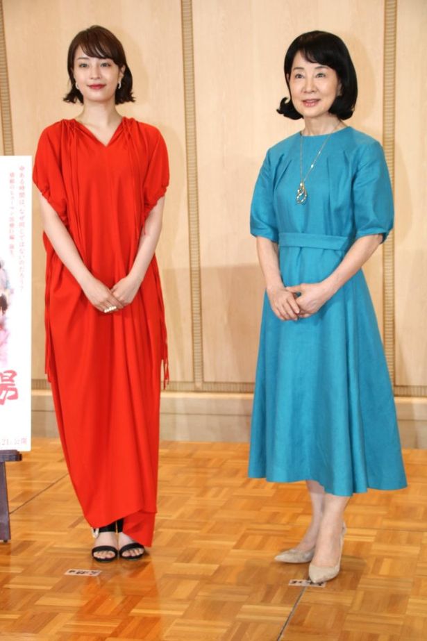 【写真を見る】吉永小百合と広瀬すず、可憐なドレス姿の全身ショット
