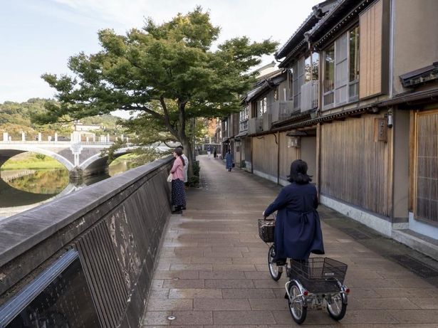 咲和子が自転車で診療に向かう浅野川大橋～鏡花のみち