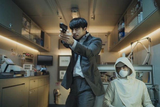 韓国の超人気俳優コン・ユ、パク・ボゴムの共演が話題(『SEOBOK／ソボク』)