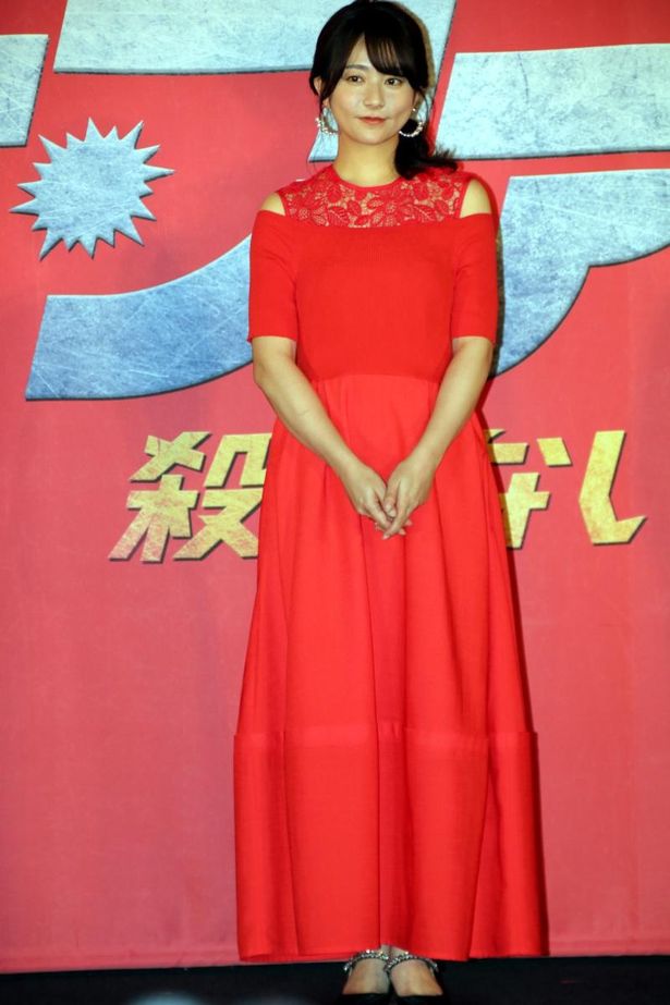【原稿チェック】木村文乃、艶やかな赤のドレスの全身ショット