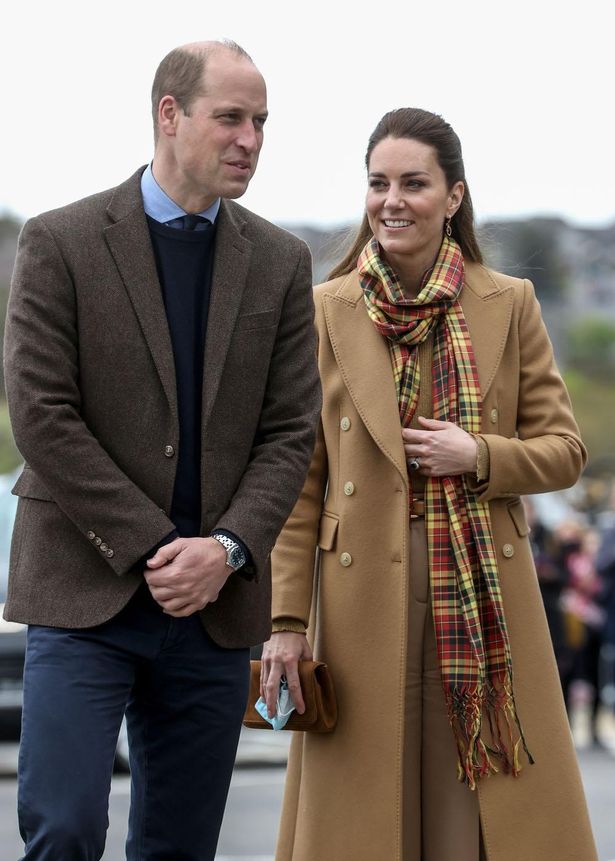 【写真を見る】ウィリアム王子とキャサリン妃、茶色コーデ＆ジーンズコーデでさすがのファッションを披露！