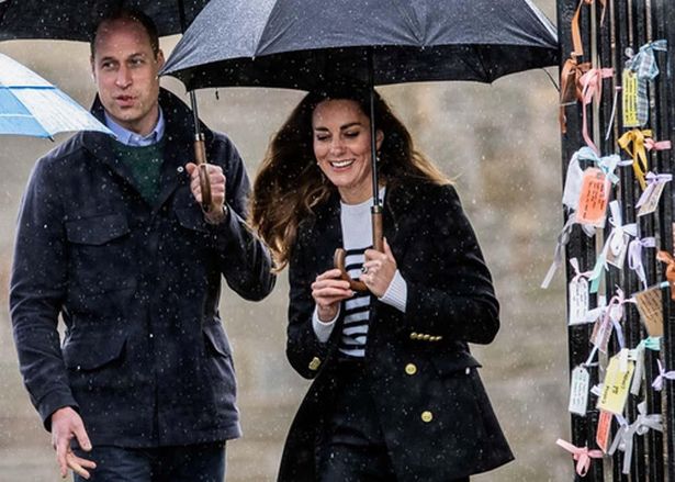 仲良く傘を差して歩くウィリアム王子とキャサリン妃