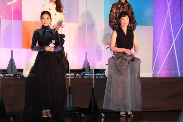 【写真を見る】芳根京子と寺島しのぶが、シースルーのシフォンのドレスで登壇