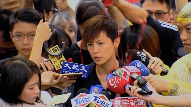 自由を求める香港市民のために声をあげるデニス(『デニス・ホー ビカミング・ザ・ソング』)