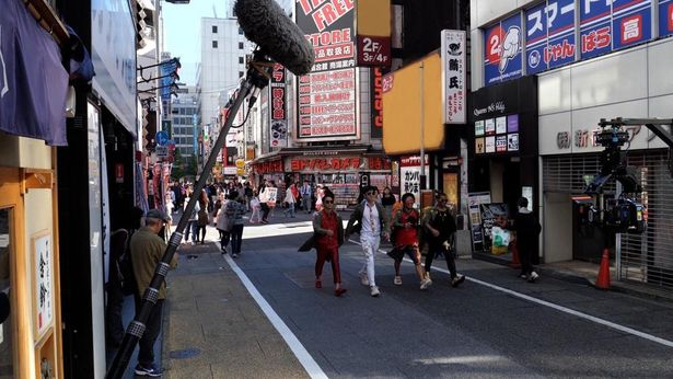 豪華キャストの演じる探偵たちが東京の街を闊歩する