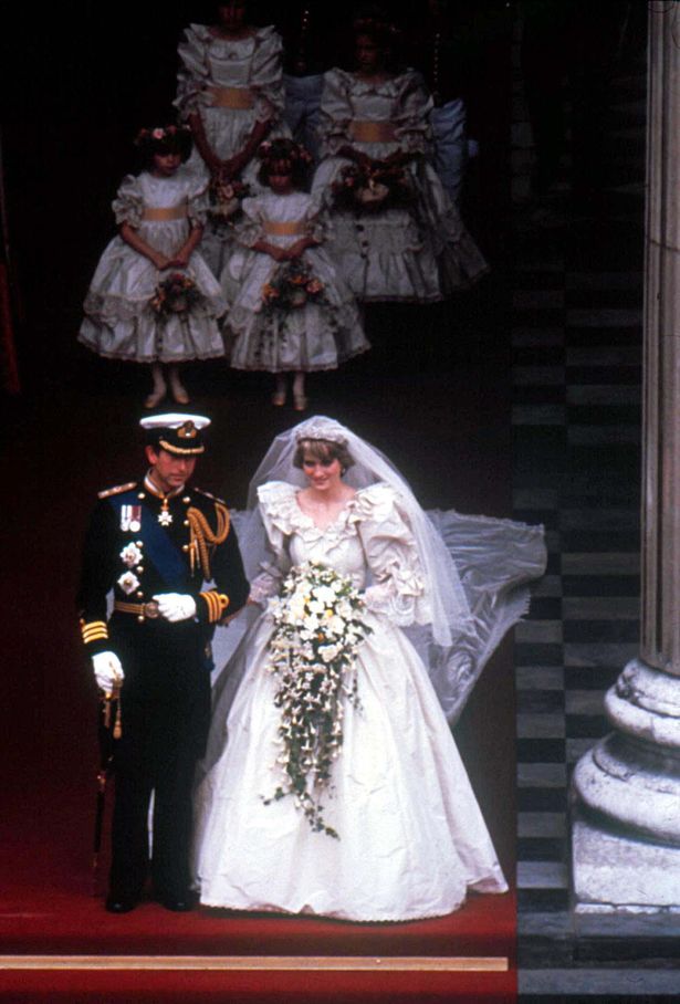 同ドレスを着用している故ダイアナ妃と、チャールズ皇太子のロイヤルウェディング