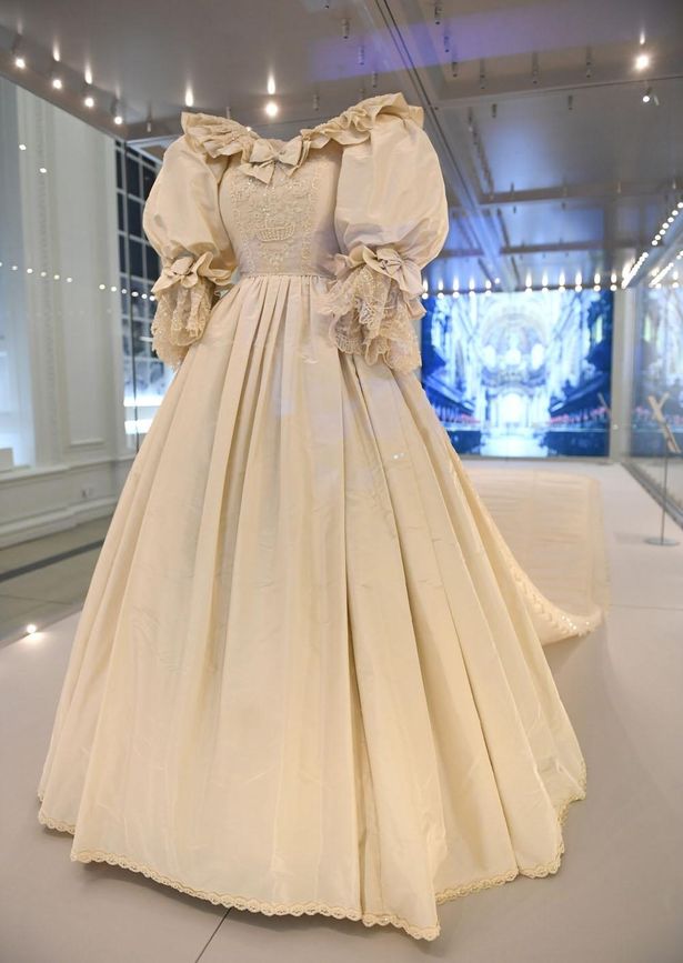 25年ぶりにケンジントン宮殿で公開された、ダイアナ妃のウェディングドレス
