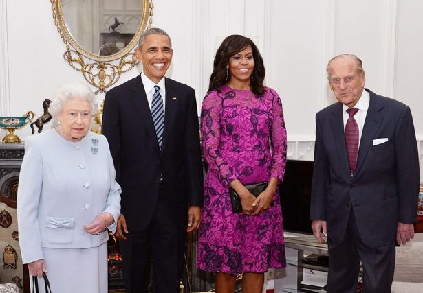 【写真を見る】2016年当時、エリザベス女王とフィリップ王配のもとを訪問したオバマ元大統領夫妻