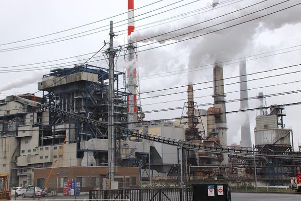 煙突から白煙が上がる日本製紙の石巻工場の風景は、工場マニアに愛されている