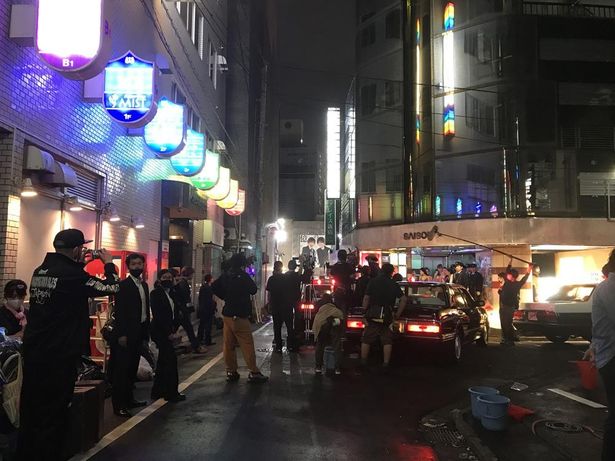 夜になって怪しい雰囲気が漂う新宿歌舞伎町のSAISONビル前付近
