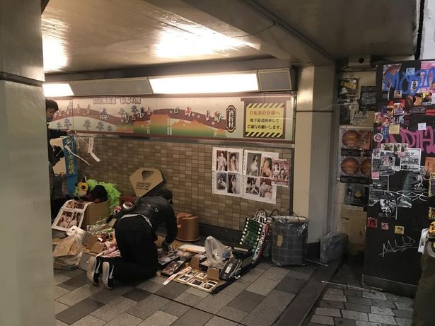 いかがわしい商品を売る露店や壁の落書きなどで90年代を再現