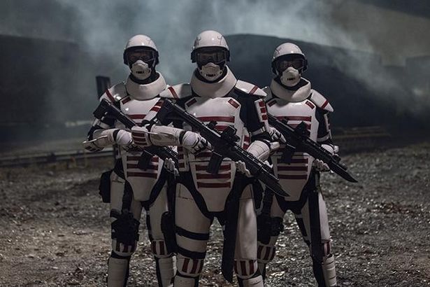 【写真を見る】『スター・ウォーズ』のストームトルーパーのような装甲服を着た集団の正体は？
