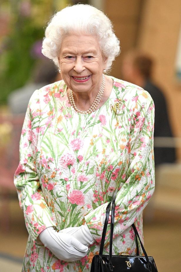 ピンクが入った春らしい服装でG7に出席したエリザベス女王