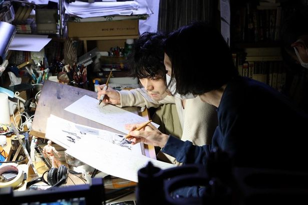 【写真を見る】漫画やスケッチの練習を重ね、Gペンの扱い方や漫画家の動作も習得した菅田将暉