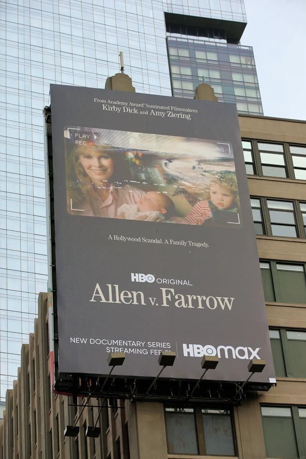 話題を集めるドキュメンタリー番組「ウディ・アレン VS ミア・ファロー」の看板がNYのソーホー大通りに
