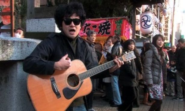 ギターを片手に、前野健太が吉祥寺の街を歌い歩く