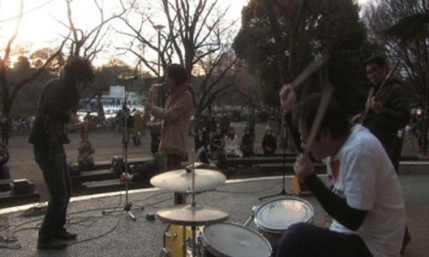 井の頭公園での演奏シーン。この“熱”は予告編だけでも伝わるのでぜひチェックしてみて！