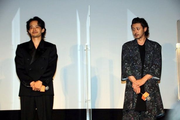 【写真を見る】いつもエッジのきいたファッションで登壇する池松壮亮とオダギリジョー