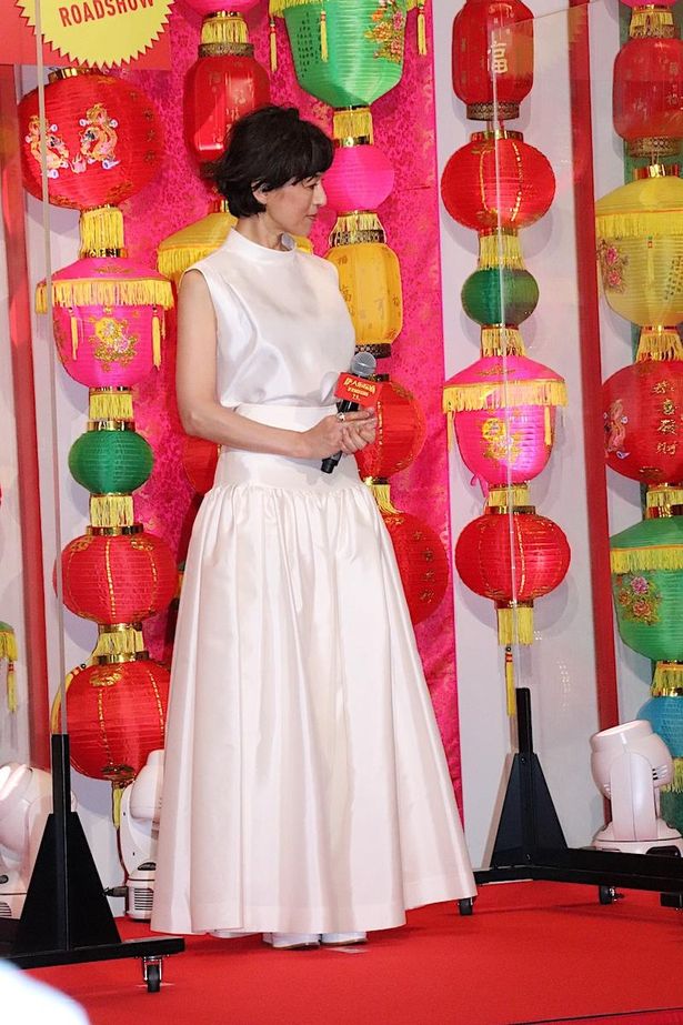 【写真を見る】鈴木保奈美、純白のドレスで登場